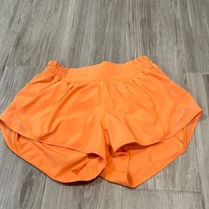 NWOT lululemon hotty hot 2.5 shorts size 4 (lowest I’ll go is 35$)